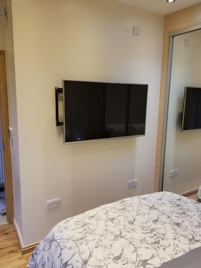 London Luxury Apartment 4 Bedroom Sleeps 12 People With 4 Bathrooms 1 Min Walk From Station Wanstead Exteriör bild