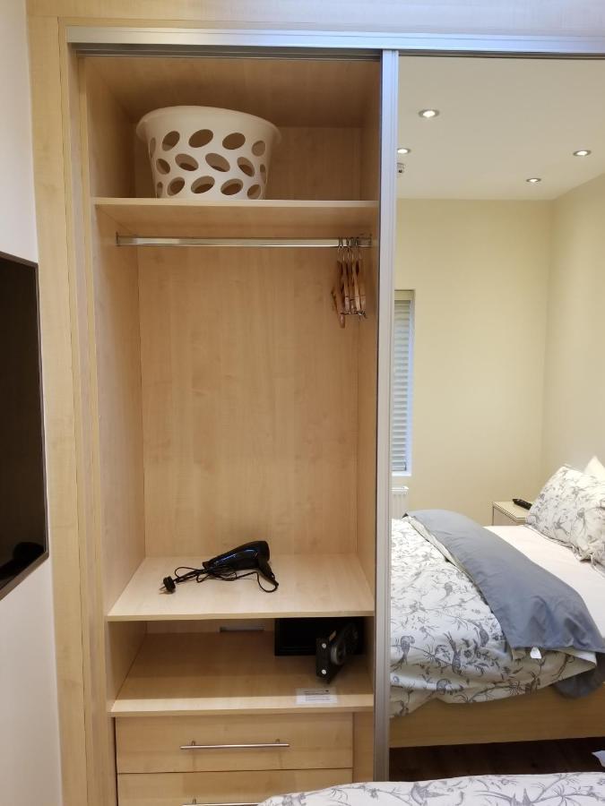 London Luxury Apartment 4 Bedroom Sleeps 12 People With 4 Bathrooms 1 Min Walk From Station Wanstead Exteriör bild