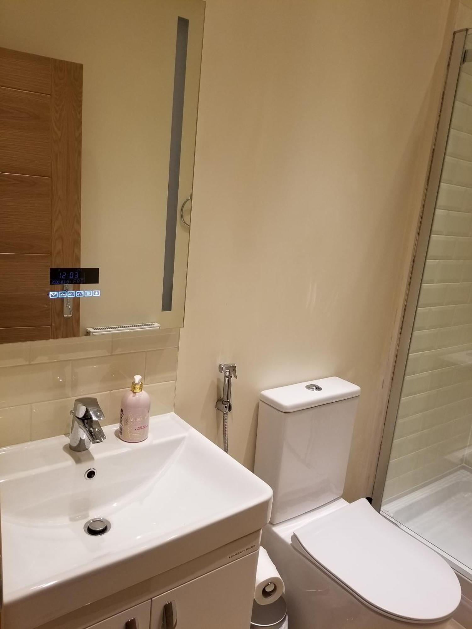 London Luxury Apartment 4 Bedroom Sleeps 12 People With 4 Bathrooms 1 Min Walk From Station Wanstead Exteriör bild